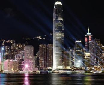 安全鉤等防護設備保障高空蜘蛛人安全制作燈光秀